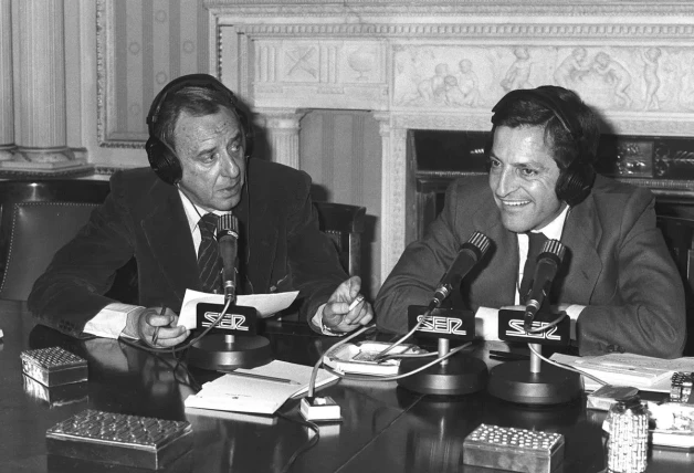 Como periodista de la cadena SER, entrevistando al entonces presidente del Gobierno, Adolfo Suárez