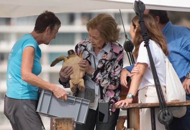 La reina Sofía sosteniendo una tortuga en 2022.