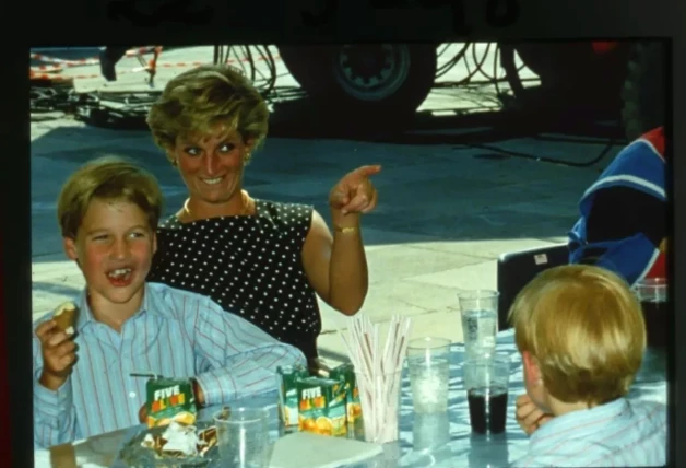 Lady Di lo pasaba genial con sus pequeños, Guillermo y Harry.