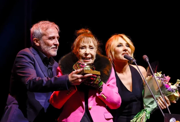 Gema Cuervo recibiendo un premio de sus hijos Fernando y Cayetana.