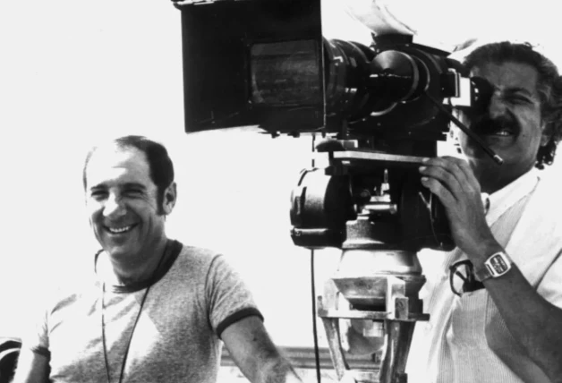 Imagen del actor Alfredo Landa y el director de cine Juan Antonio Bardem durante el rodaje de la película "El puente".