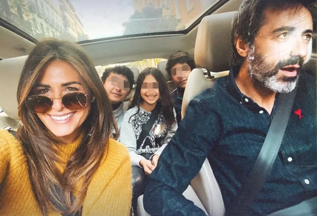 Nuria Roca y Juan del Val en el coche con sus hijos.