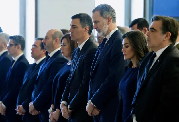 Felipe y Letizia junto a Pedro Sánchez en un acto homenaje a las víctimas.