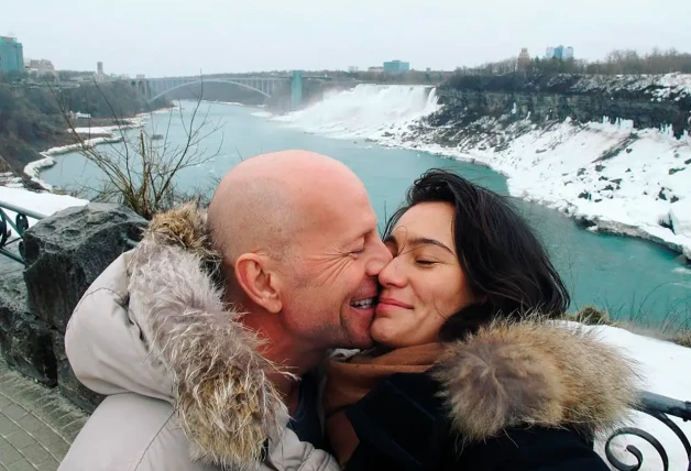 Bruce Willis besando a su esposa.