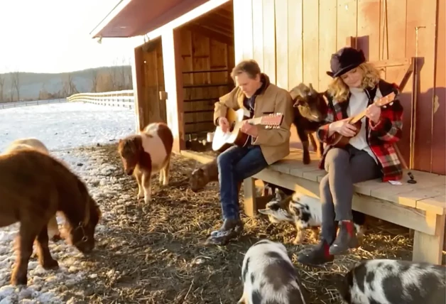 Kevin Bacon tocando la guitarra en su granja.