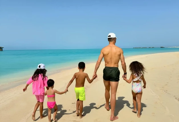 Cristiano Ronaldo con sus hijos en la playa.