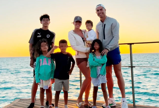 Georgina y Cristiano con sus hijos.