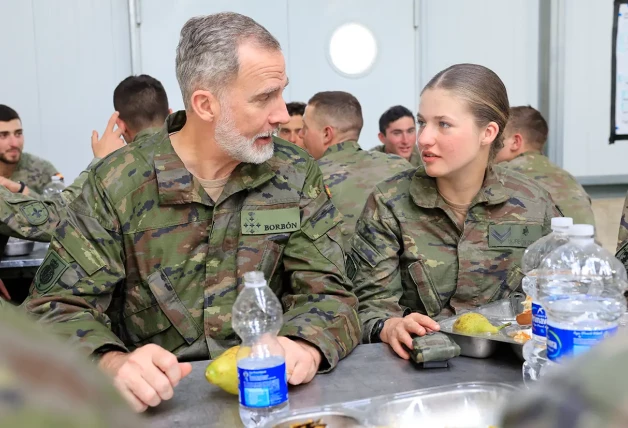 El Rey compartió un divertido almuerzo con Leonor y sus compañeros.