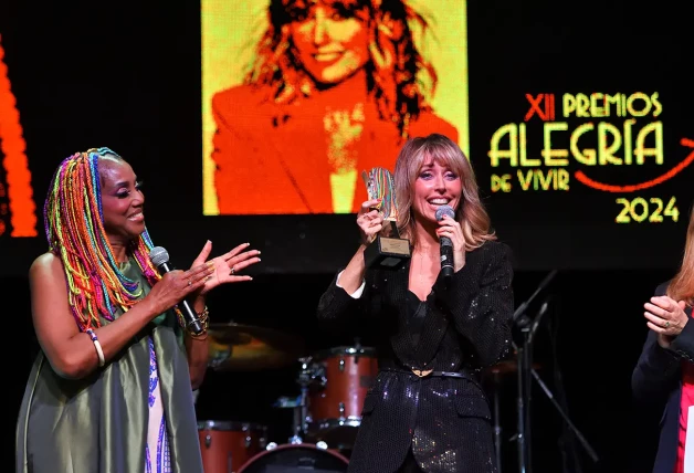 Emma García recibió un Premio Alegría de la mano de la cantante Lucrecia.