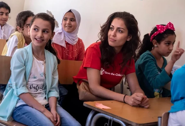 Hiba Abouk con unas niñas turcas en su escuela.