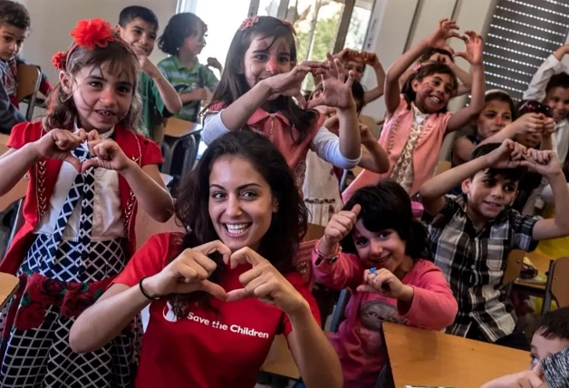 Hiba Abouk bromeando con las niñas en Turquía.