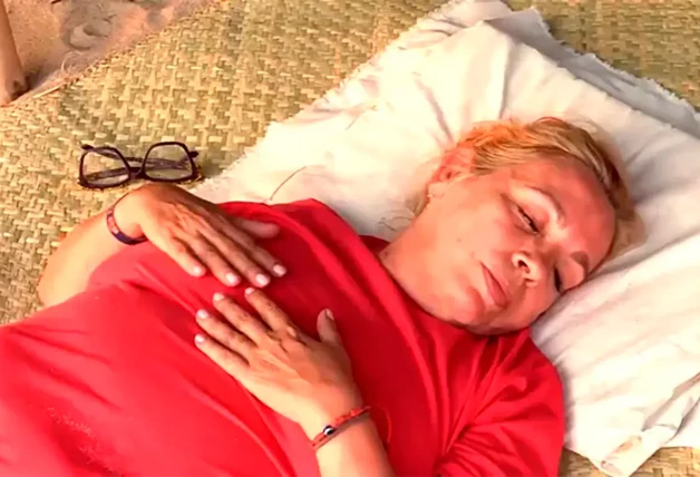 Carmen Borrego durmiendo la siesta en 'Supervivientes'.