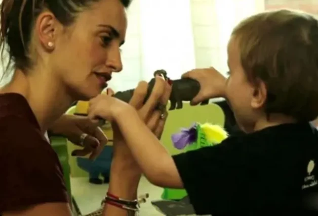 Penelope en un fotograma de un documetnal de un niño con leucemia