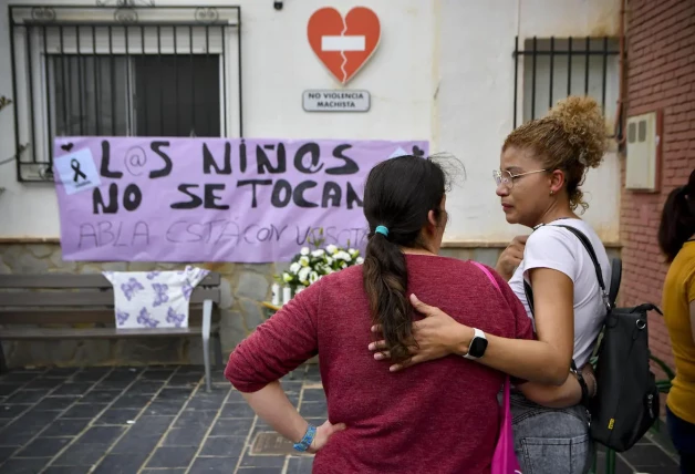 Vecinas de Abla (Almería) colocan flores en la puerta del colegio donde estudiaba una de las niñas presuntamente asesinadas por envenenamiento por su padre y donde se ha decretado tres días de luto oficial.