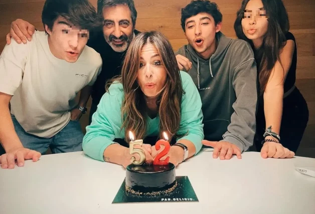 Nuria Roca sopla velas con su familia