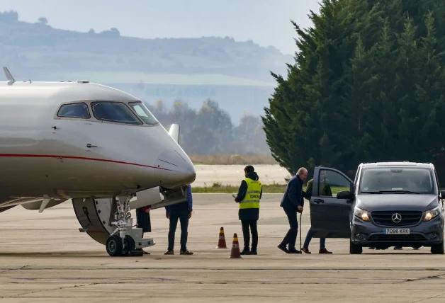 Juan Carlos bajando del avión