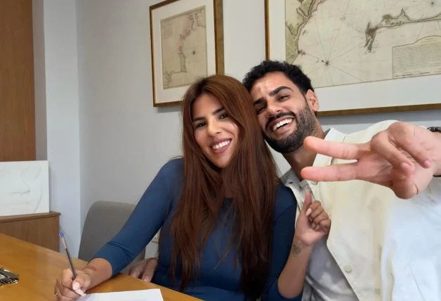 Isa Pantoja y Asraf Beno, muy felices firmando la compra de su piso.