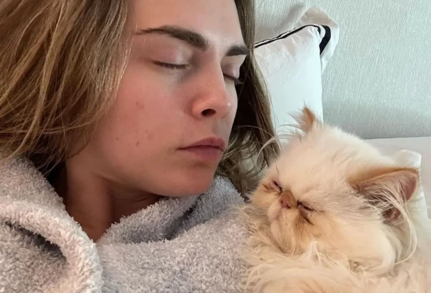Cara Delevingne durmiendo con su gato