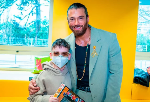 Can Yaman entregó un puzzle a este niño enfermo.