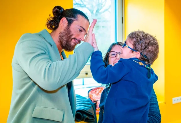 Can Yaman saludando a un niño enfermo.