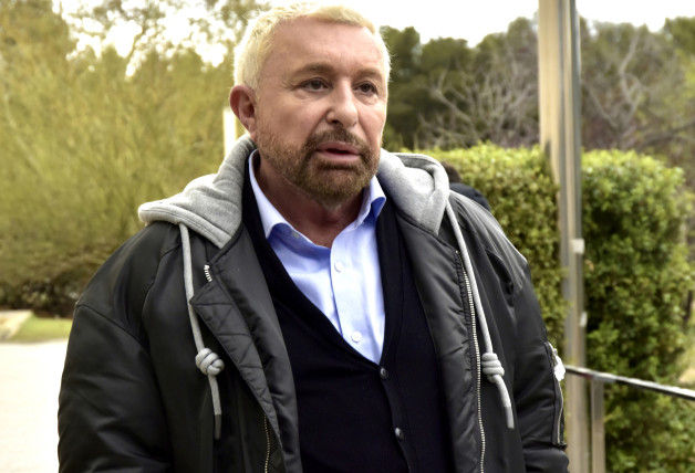 José Manuel Parada en el tanatorio de Les Corts para darle el último adiós a la actriz Silvia Tortosa. Foto: Europa Press.