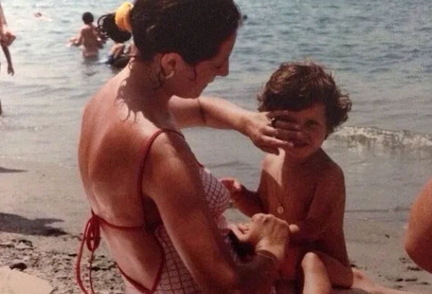 Sara Carbonero de pequeña con su madre, Goyi Arévalo.