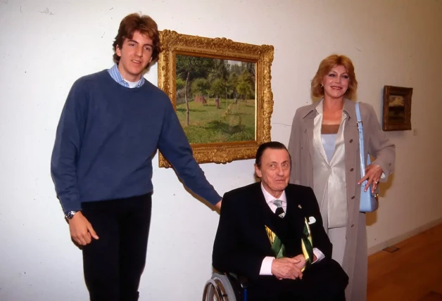 Borja Thyssen joven posando junto a sus padres.