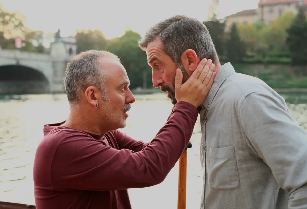 Javier Gutiérrez y Luis Zahera actuando en una escena.