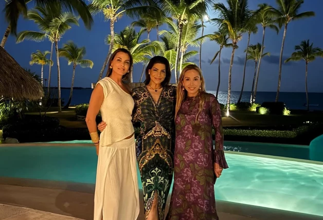 Mar Flores con sus amigas en el Caribe.