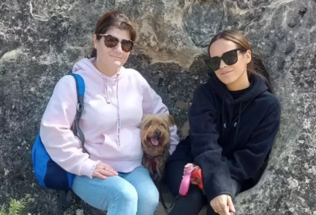 Gloria Camila y Marina paseando con perro