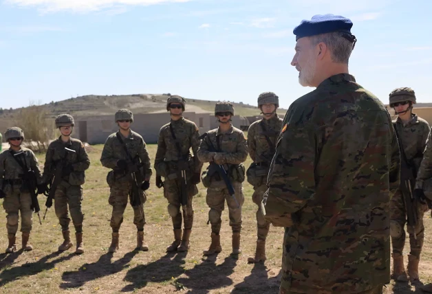 El rey Felipe hablando con los cadetes del ejército.