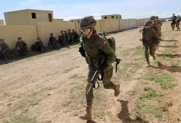 La Princesa Leonor corre caragada con su fusil y su mochila y vestida de soldado