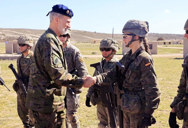 El rey Felipe da la mano a su hija la princesa Leonor, equipada como un soldado más.