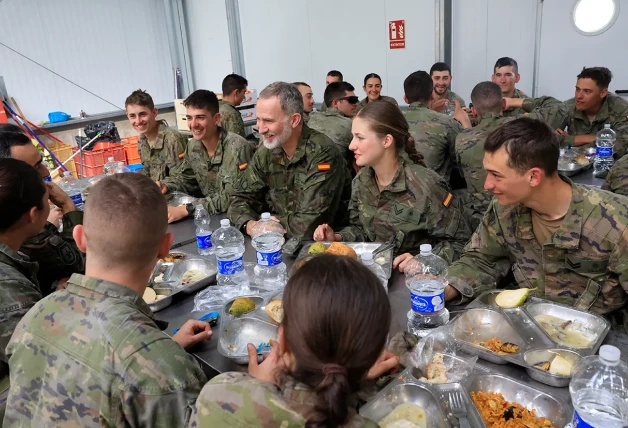 Felipe y Leonor compartieron la comida con la compañía en un ambiente de divertida camaradería militar.
