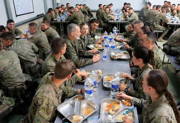 Felipe y Leonor comiendo con los soldados.