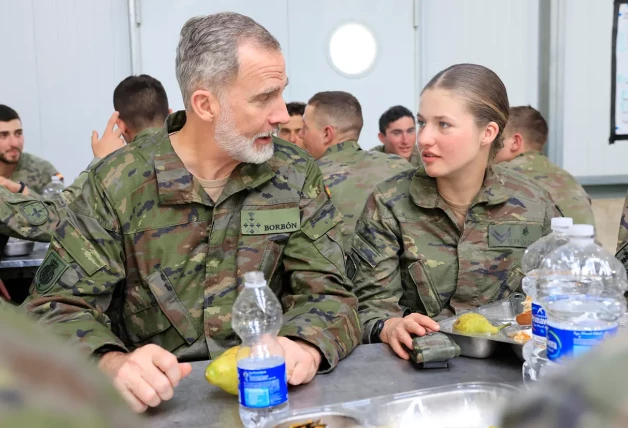 La princesa Leonor comiendo y hablando junto al rey Felipe y a los demás soldados de su pelotón.