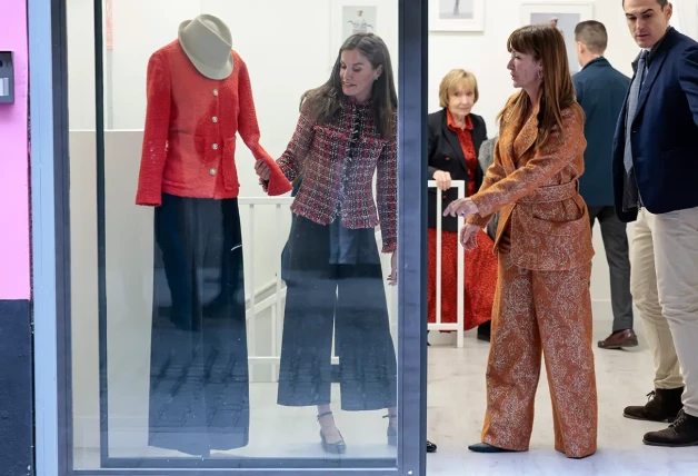 Letizia visitó la Asociación para la Prevención, Reinserción y Atención de la Mujer Prostituida luciendo una chaqueta elaborada por esas mujeres y se enamoró y adquirió la roja que ha estrenado esta semana.