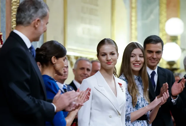 La familia real aplaudiendo a Leonor el día en qué juró la constitución como heredera al trono.