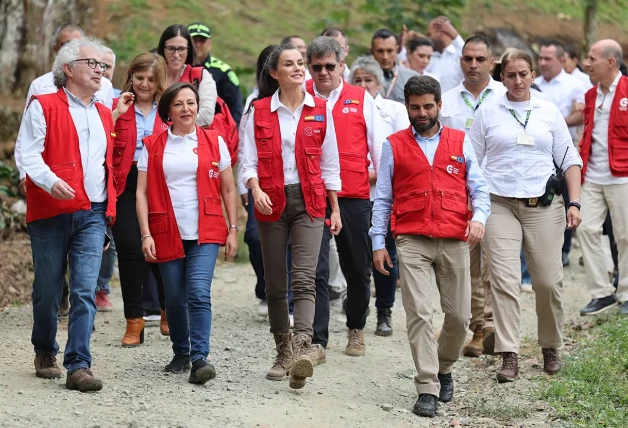 MANOS A LA OBRA. En sus viajes solidarios con la Agencia Española de Cooperación Internacional quiere demostrar que forma parte de un equipo que trabaja para ayudar a quienes más lo necesitan.