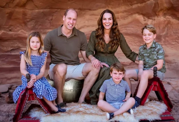 Kate y Guillermo con sus hijos durante una excursión.