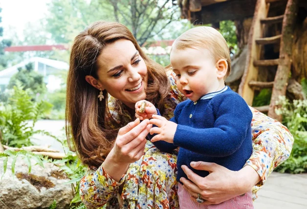 Kate Middleton con su hijo Louis en una foto antigua.