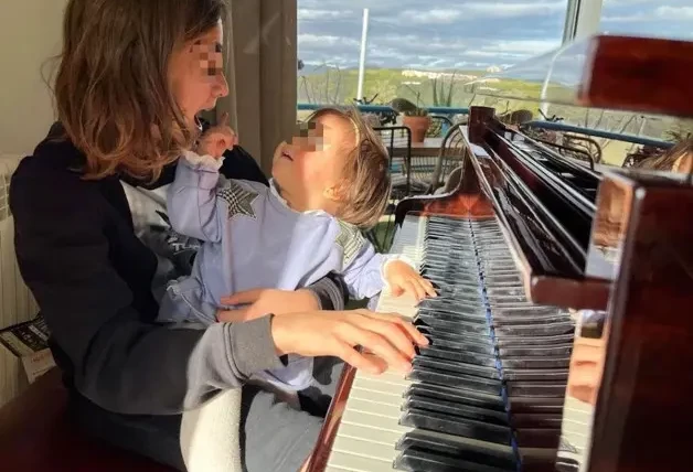 Jan y Antonella tocando el piano