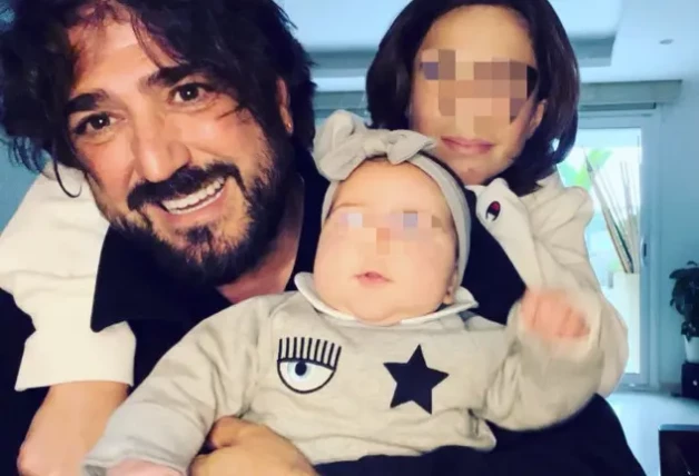 Antonio Orozco junto a sus dos hijos cuando Antonella era bebé