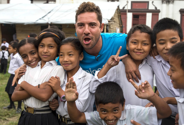 David Bisbal posando junto a niños necesitados como embajador de Unicef.