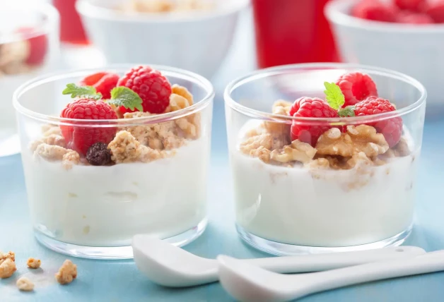 Yogur griego con frutas y nueces