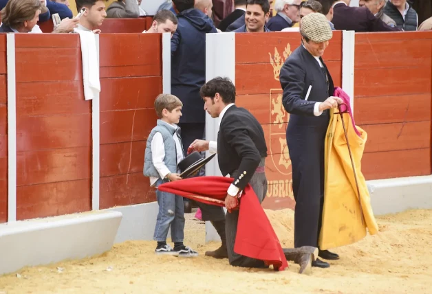 Cayetano habla con su sobrino Curro ante la atenta y divertida mirada de su hermano Fran.