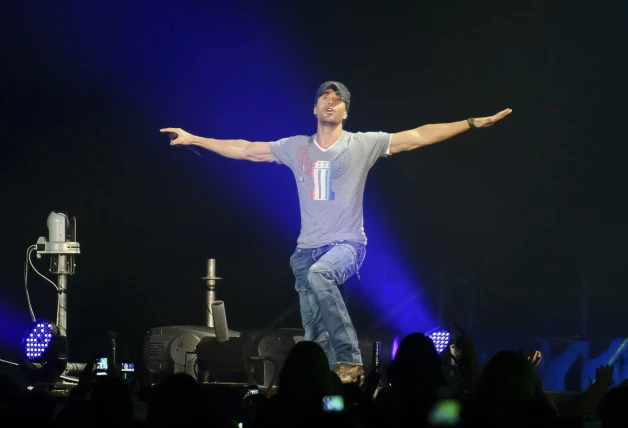 Enrique cantando en concierto