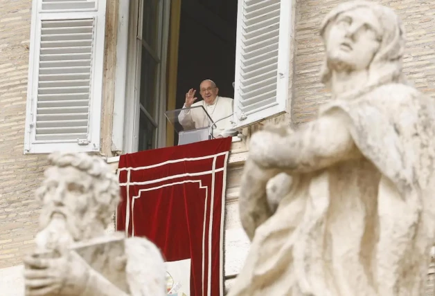 El Papa Francisco dirige la oración del Regina Coeli desde una ventana a la Plaza de San Pedro en la Ciudad del Vaticano, este lunes de Pascua