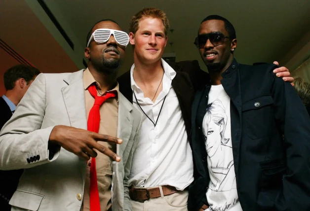 Harry entre Kanye West, con gafas blancas, y Sean "Diddy" Combs, antes Puff Daddy, en el 2007 en un concierto en Londres.