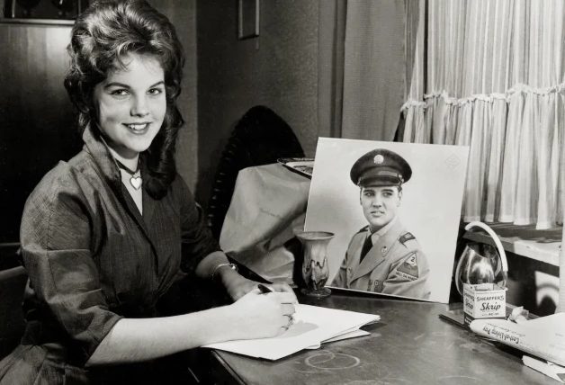 Una Priscilla de 14 años escribe a Elvis, con quien tuvo una relación durante el servicio militar del cantante en Alemania